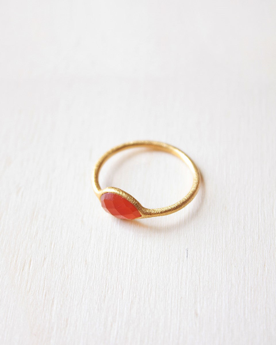 Primer plano del anillo bañado en oro de 18 quilates con piedra semipreciosa en forma de gota en Cornalina de Isla Vurma