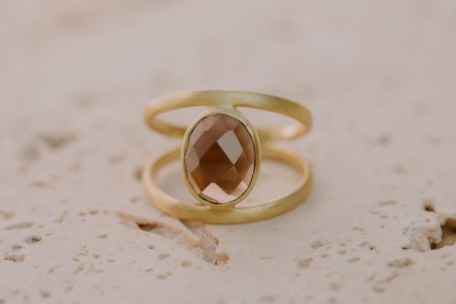 Primer plano del anillo bañado en Oro de 18k con piedra semipreciosa Cuarzo Ahumado tallada en forma ovalada
