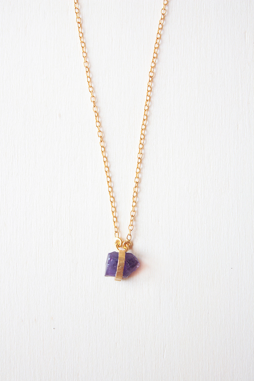 Collar bañado en Oro de 18k con amatista natural, diseño de Isla Vurma