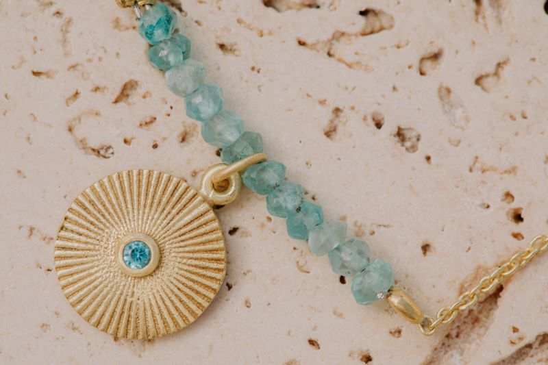 Primer plano de collar circular con piedra Aqua Calcedonia de Isla Vurma