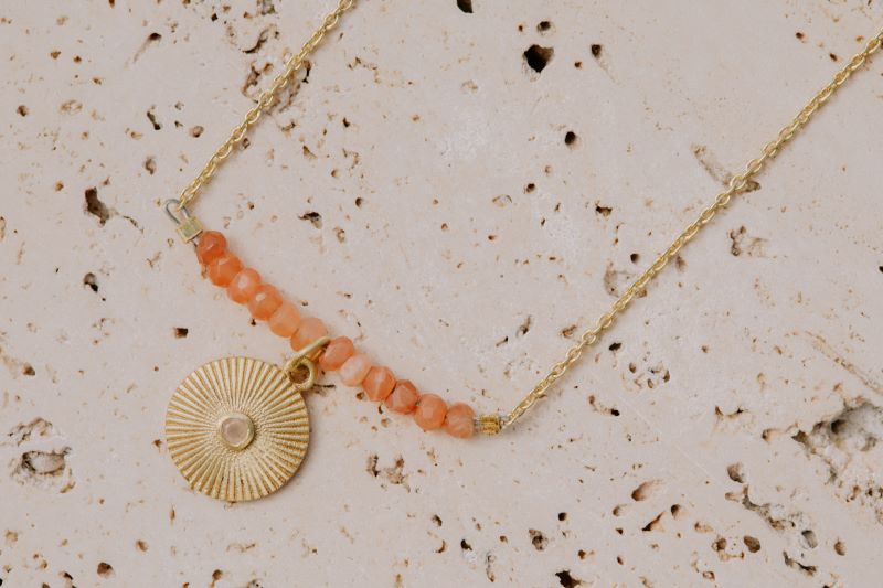 Primer plano de collar circular con Piedra Luna Melocotón de Isla Vurma