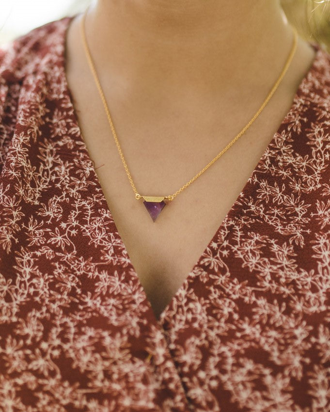 Collar en forma de triángulo, con piedra semi preciosa amatista