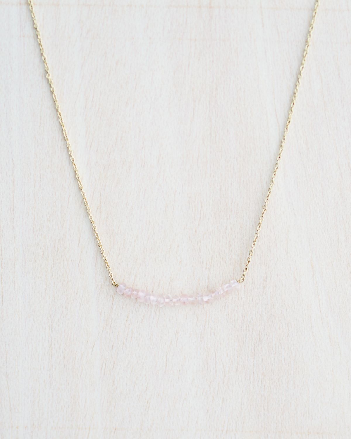 Collar bañado en oro de 18 quilates con pequeñas cuentas de piedra semipreciosa Rose de Isla Vurma