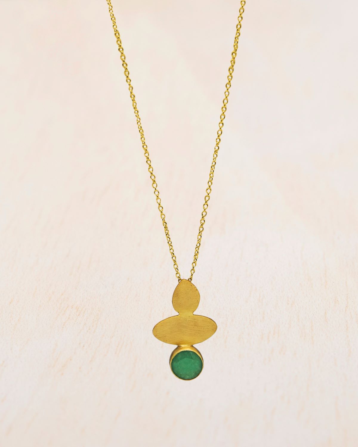 Primer plano del collar con forma geométrica y piedra Aventurina Verde de Isla Vurma