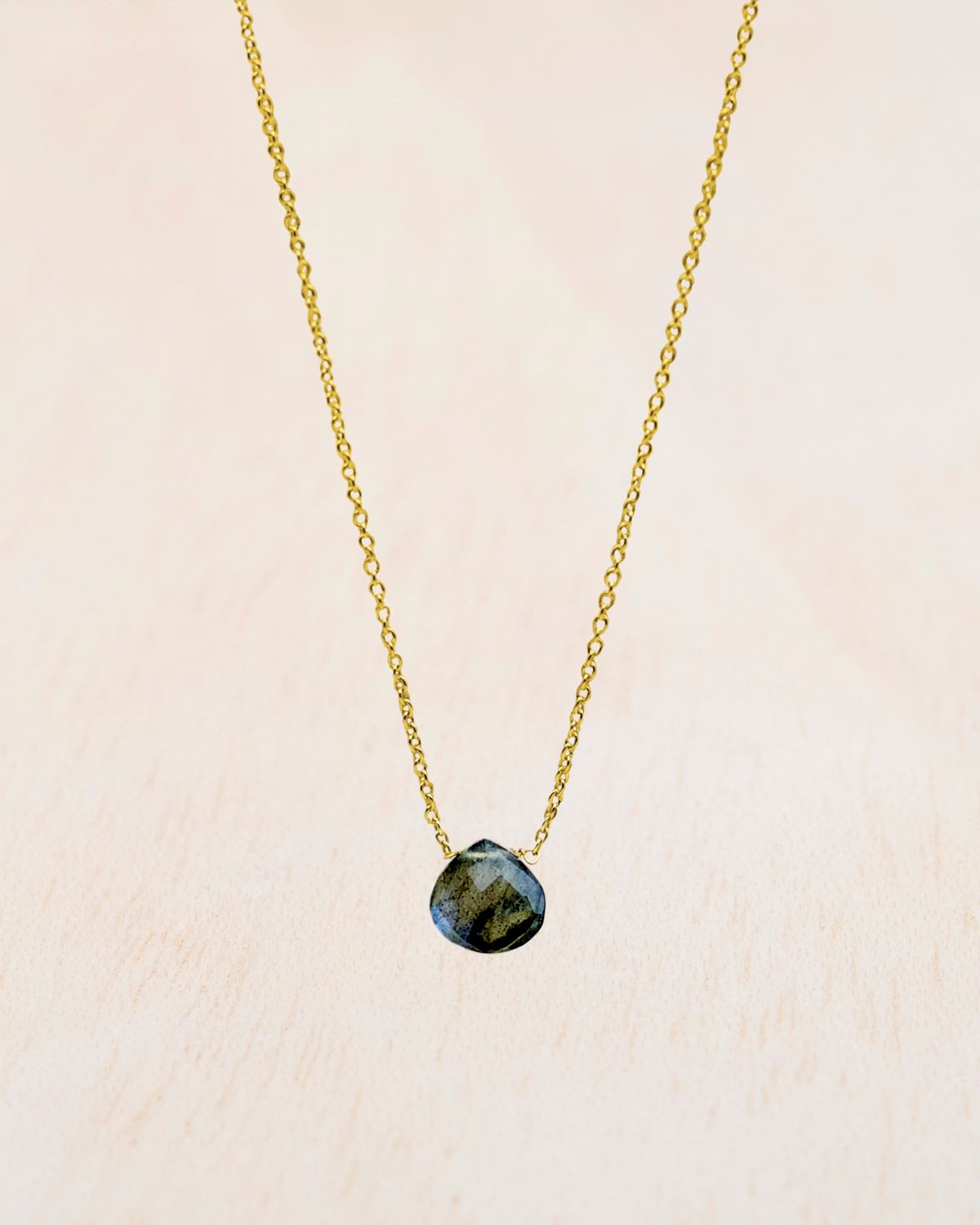 Primer plano del collar bañado en oro de 18 quilates con piedra tallada en Labradorite de Isla Vurma