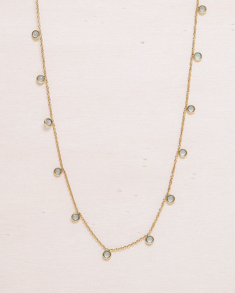 Primer plano del collar bañado en oro de 18 quilates con piedra semipreciosa en Aqua de Isla Vurma