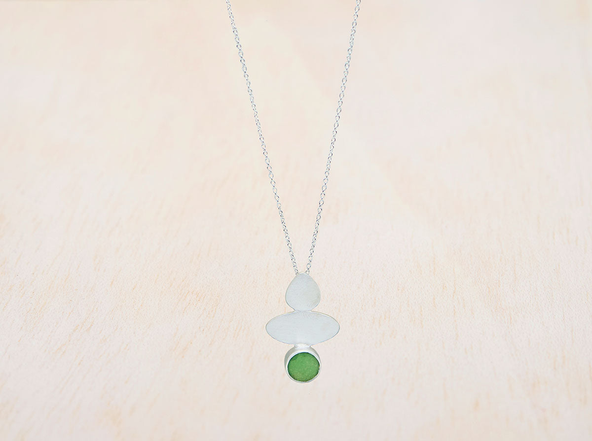 Primer plano del collar geométrico acabado en plata y piedra semipreciosa redonda en Aventurina Verde de Isla Vurma