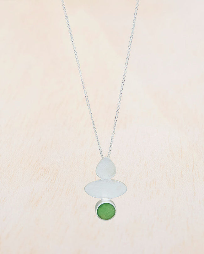 Primer plano del collar geométrico acabado en plata y piedra semipreciosa redonda en Aventurina Verde de Isla Vurma