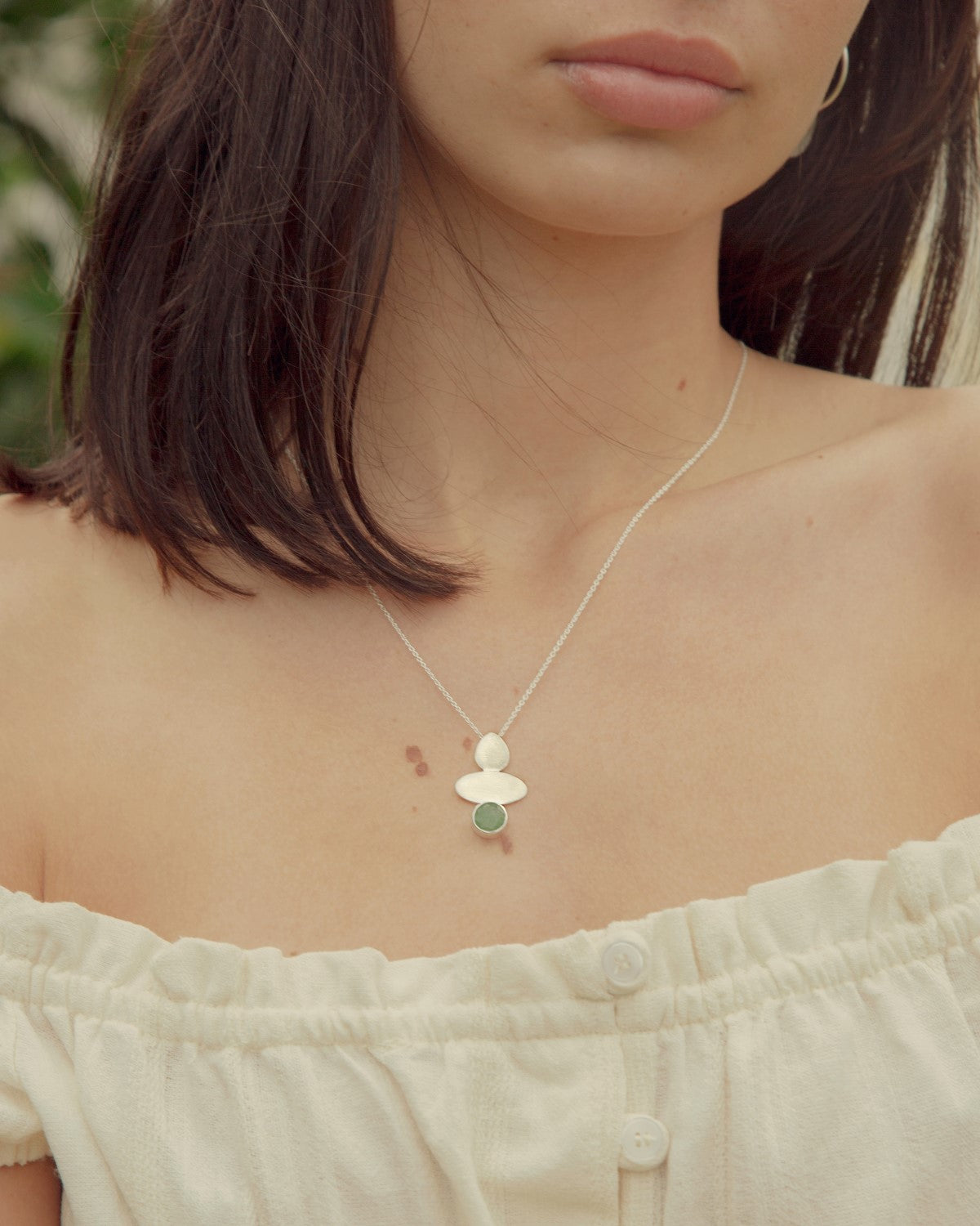 Modelo con collar geométrico y piedra semipreciosa redonda en Aventurina Verde acabado en plata de Isla Vurma