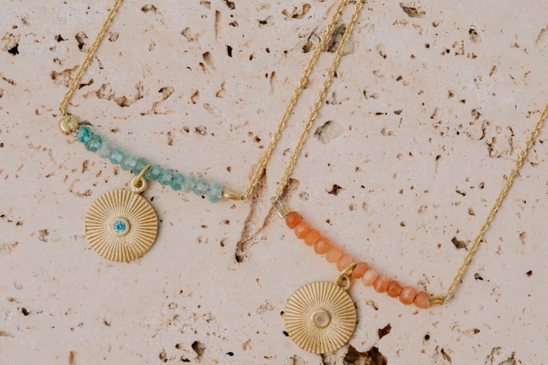 Primer plano de collares con Piedras Aqua Calcedonia y Piedra Luna Melocotón de Isla Vurma