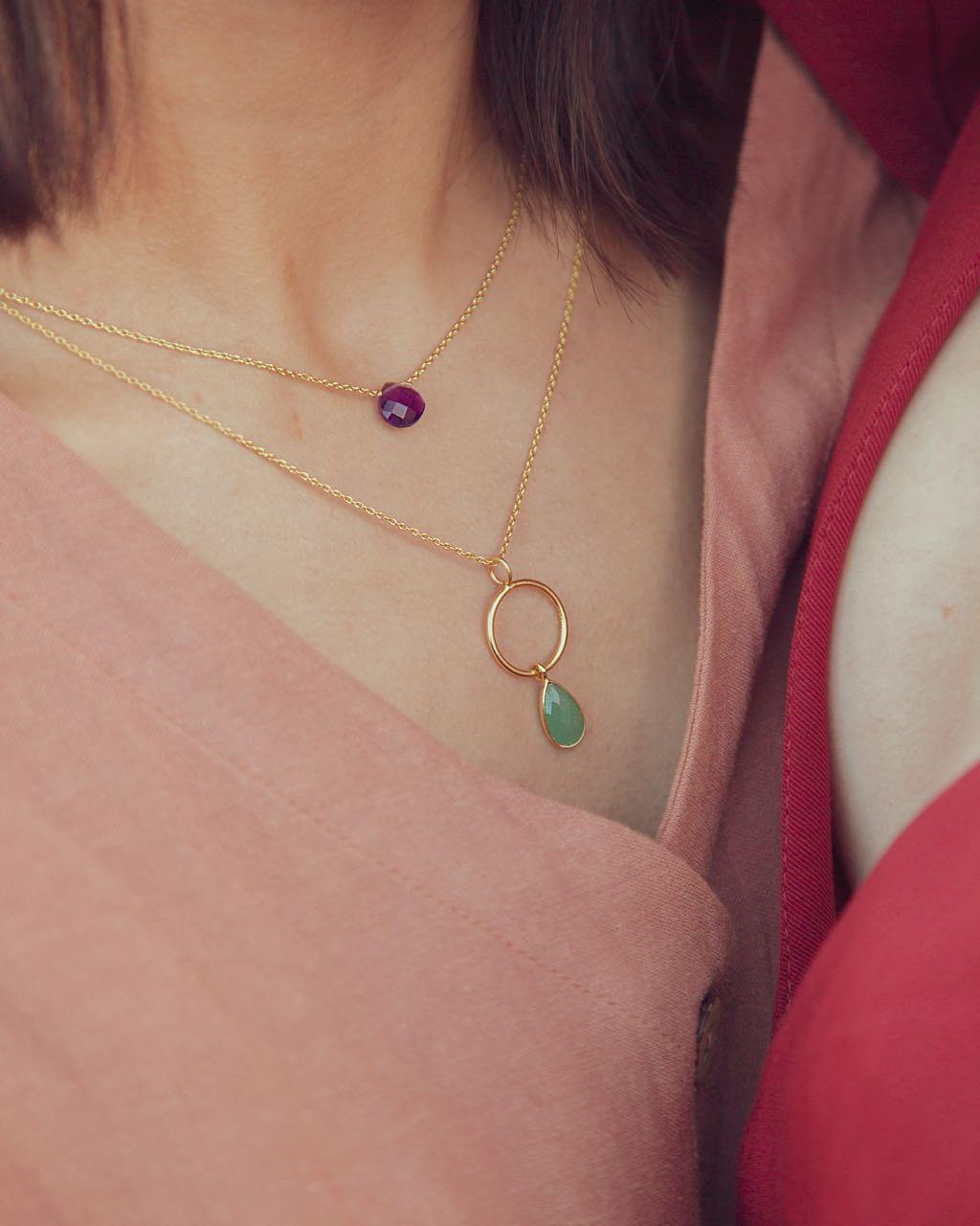 Modelo con conjunto de collares con Piedra Green y Amatista de Isla Vurma