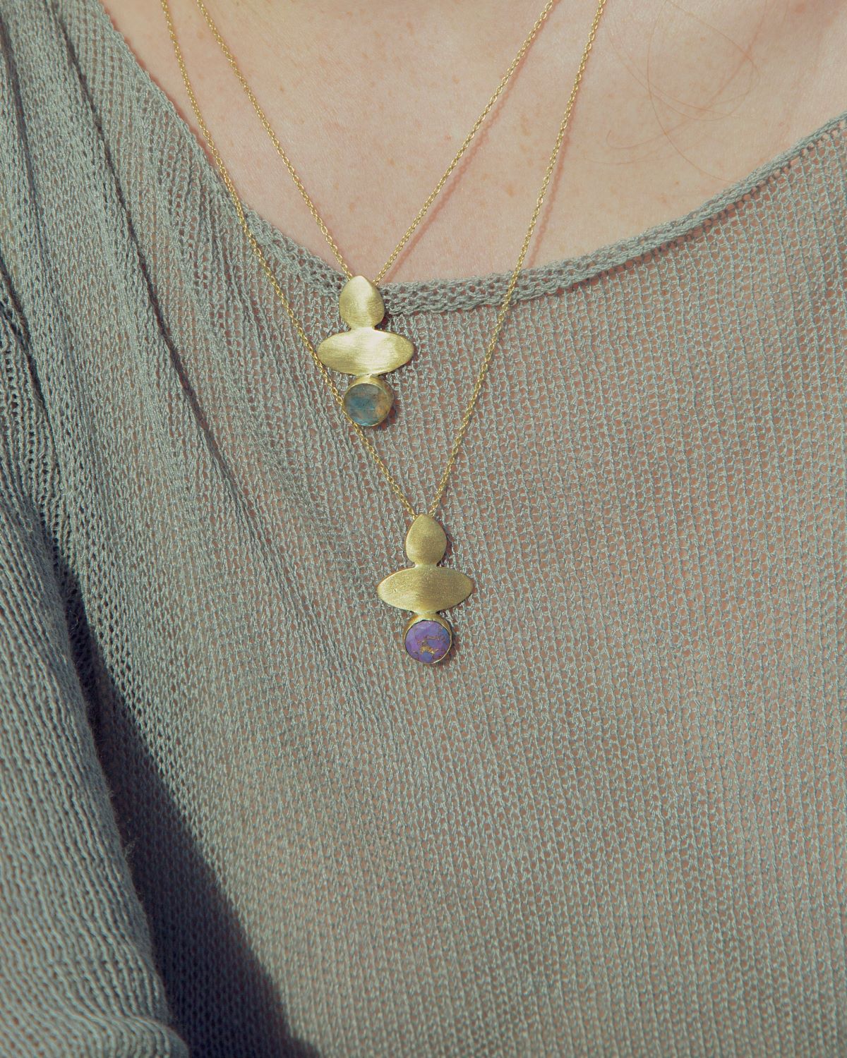 Modelo con conjunto de collares geométricos con pieza redonda de piedras semipreciosas Aqua Calcedonia y Amatista de Isla Vurma