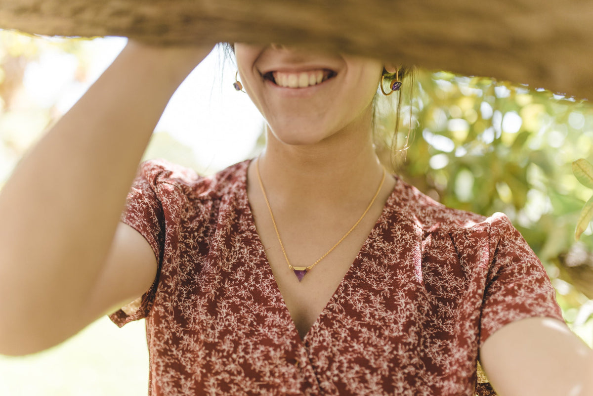 Conjunto de aros con Amatista y collar con Amatista, elaborados de latón y bañados en Oro de 18 quilates