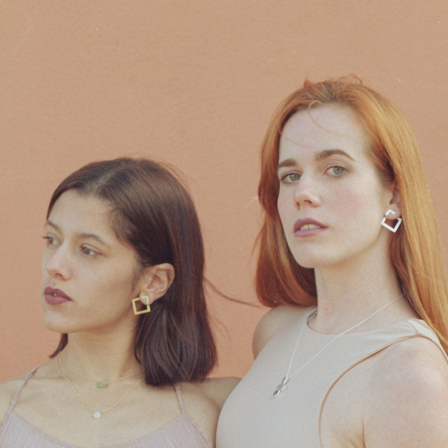 Dos modelos con diferentes joyas plateadas, doradas, con y sin piedras semipreciosas de Isla Vurma