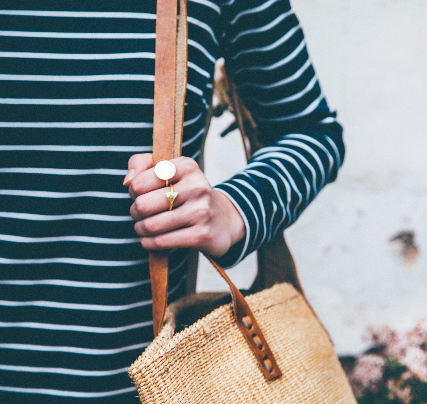 Bolso de Sisal de color Beige liso con asa de cuero