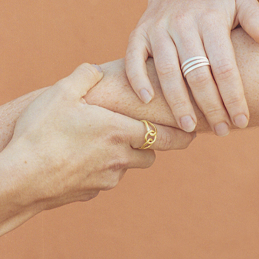 Anillo en oro 18K con forma de nudo