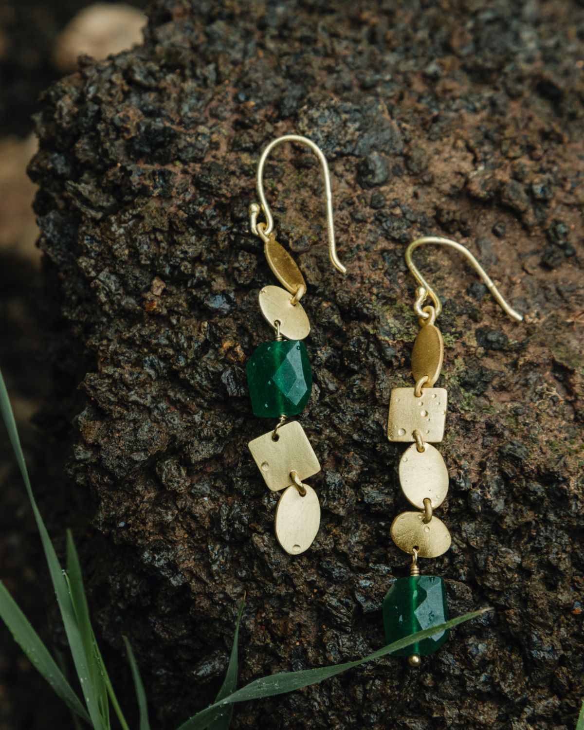 Pendientes dorados de diseño lineal, formado por piezas geométricas martilladas y una piedra semipreciosa Jade facetada