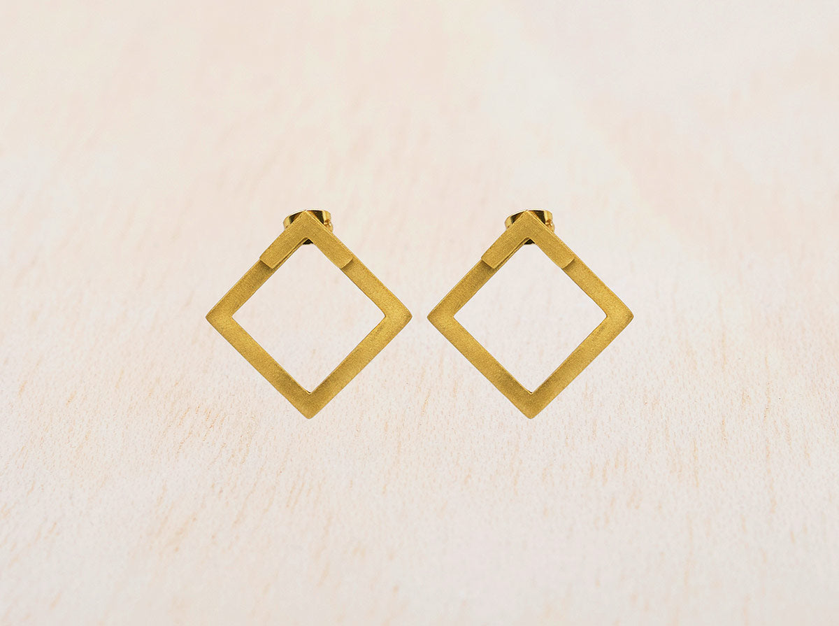 Pendientes cuadrados de diseño en oro 18k