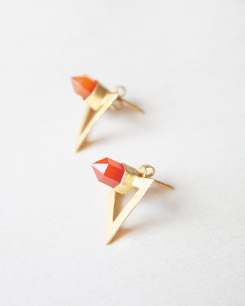 Primer plano de pendientes geométricos con piedra semipreciosa en Cornalina de Isla Vurma