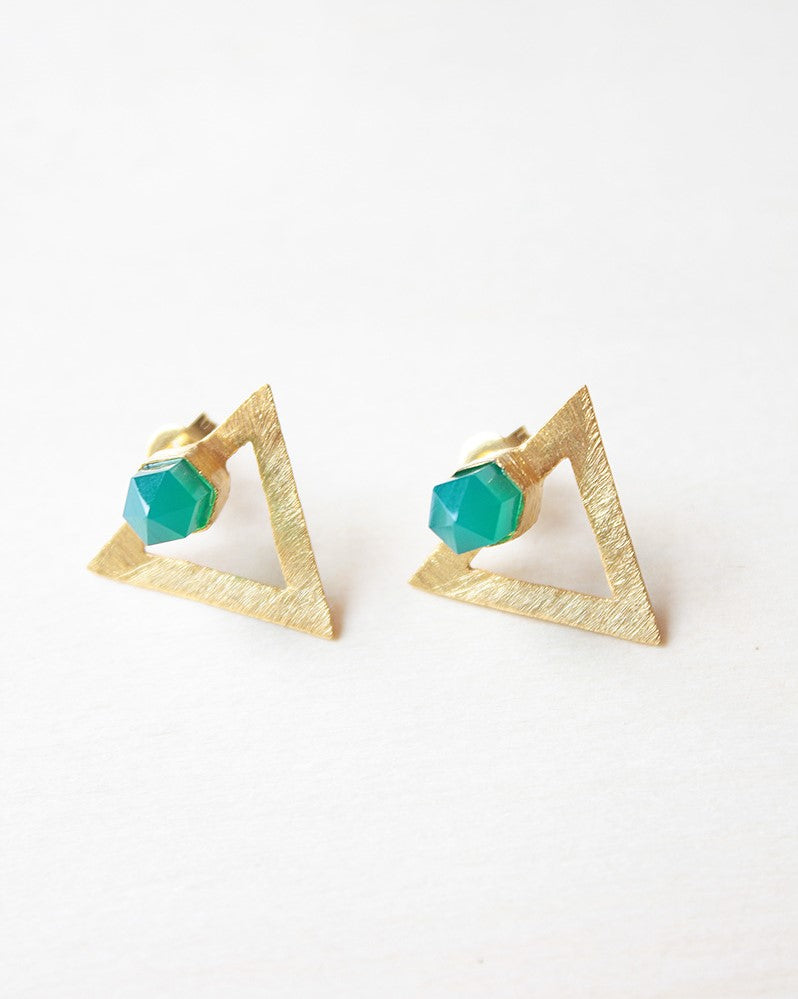 Primer plano de pendientes geométricos con piedra semipreciosa en Ónix Verde de Isla Vurma