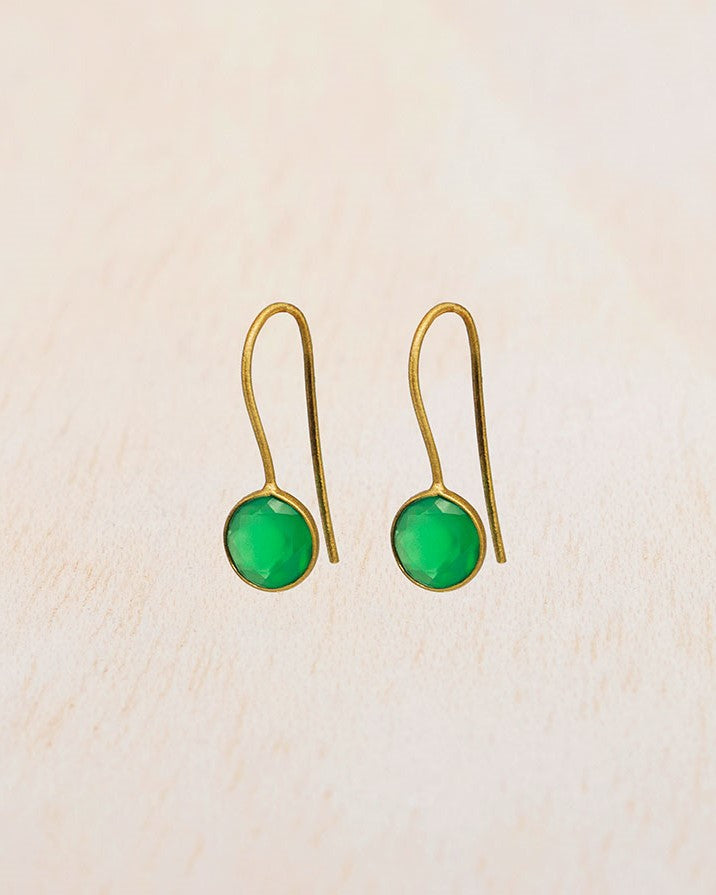 Primer plano de los pendientes con piedra semipreciosa Ónix Verde entallada en forma redonda