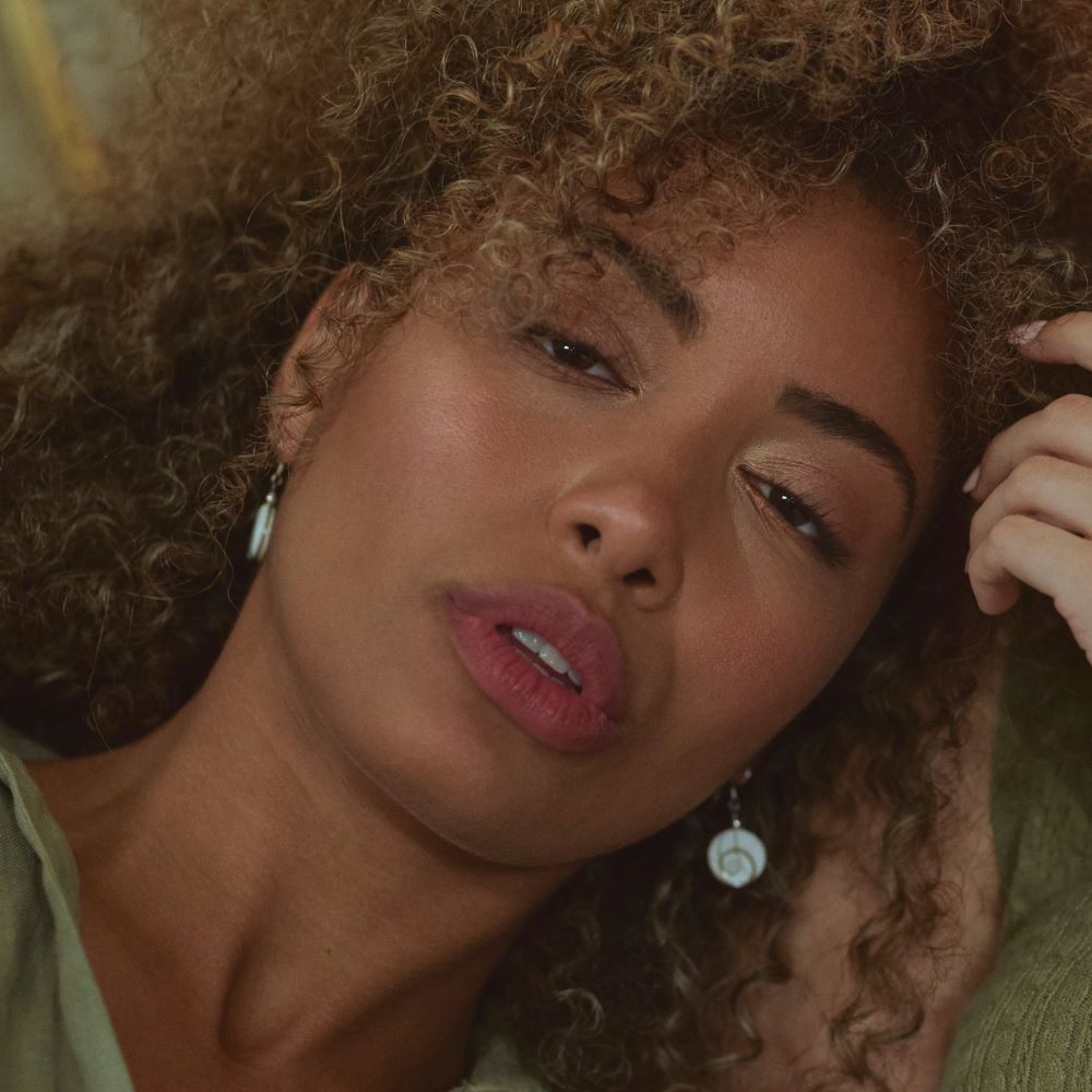 Pendientes artesanales de plata de ley con Ojo de Santa Lucía. Concha formada por espiral natural y montura de plata de ley