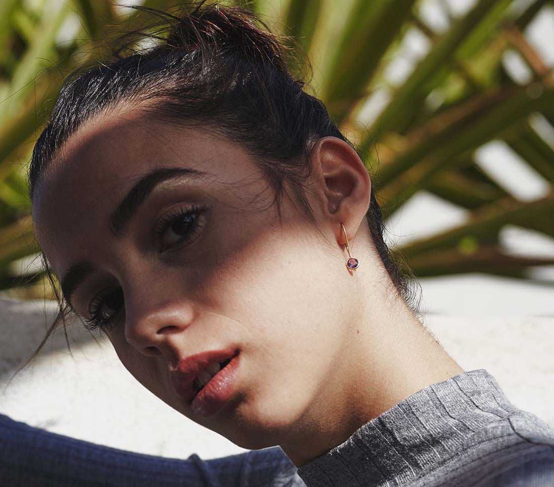 Pendientes con amatista pulida y tallada en forma circular, diseño de Isla Vurma