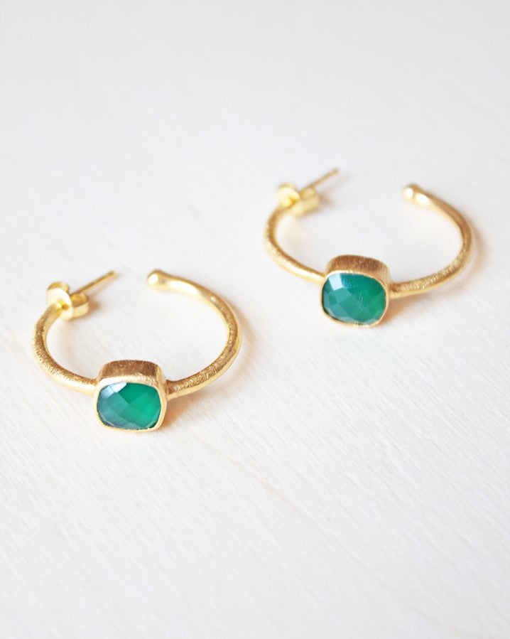 Primer plano de los pendientes bañados en Oro de 18 quilates con piedra semipreciosa en forma cuadrada en Ónix Verde de Isla Vurma