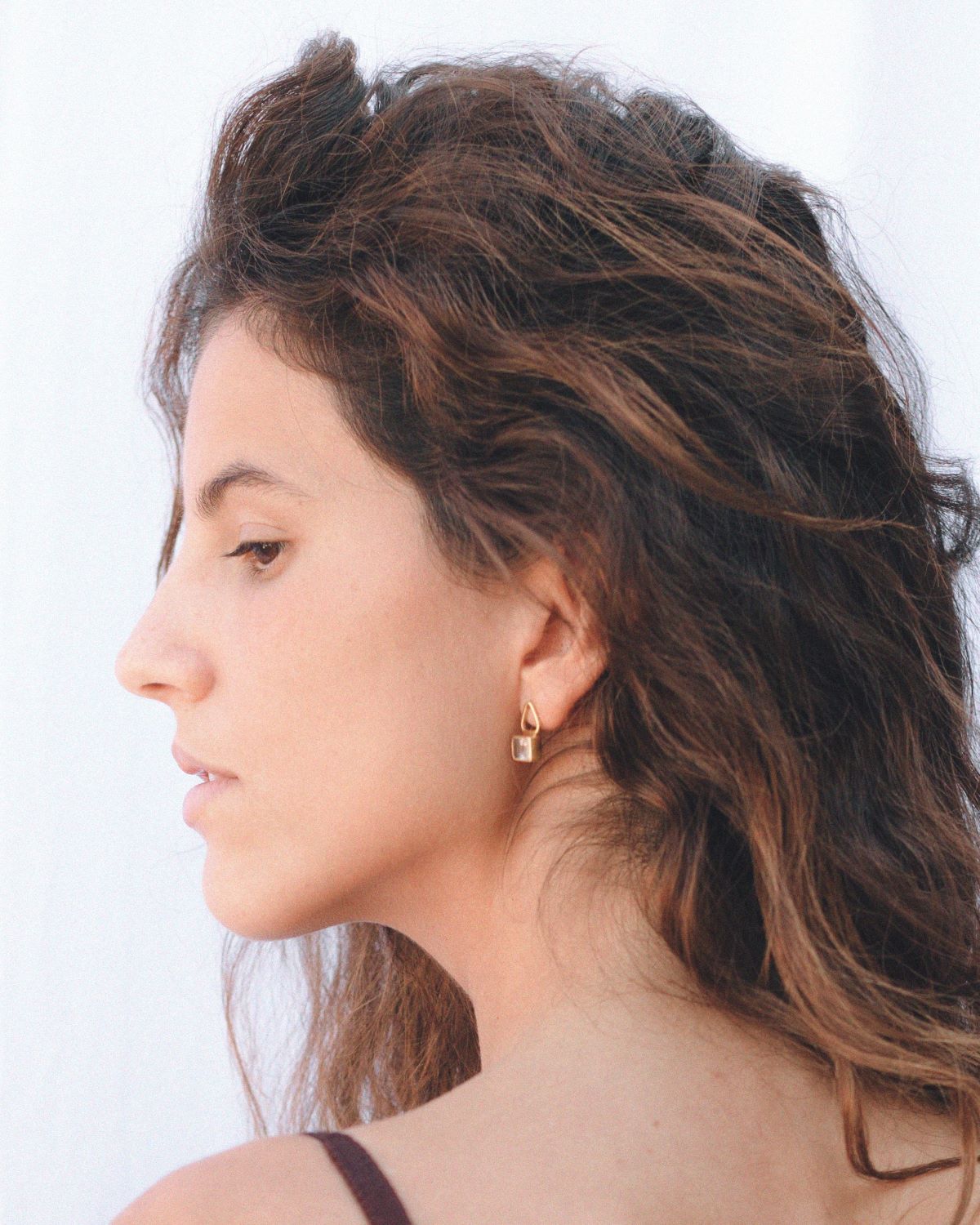 Modelo con pendiente en forma cuadrada y triangular bañado en oro de 18 quilates con piedra semipreciosa incrustada en Cuarzo Rosa de Isla Vurma