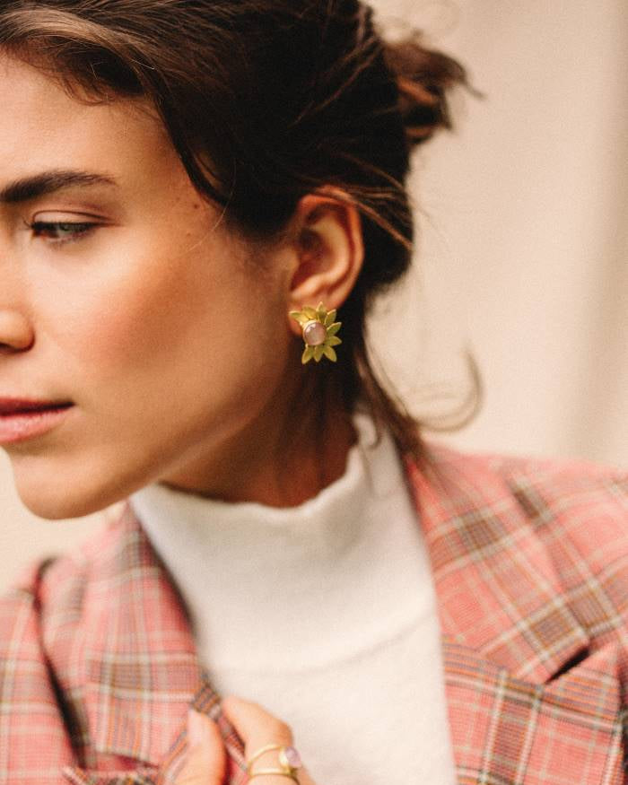 Pendientes bañados en Oro de 18 quilates con piedra semipreciosa Cuarzo Rosa, combinados con anillo y chaqueta rosa