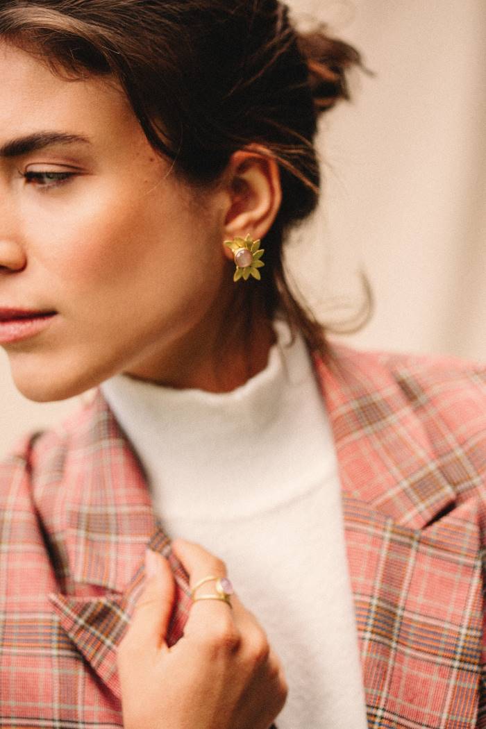 Pendientes bañados en Oro de 18 quilates con piedra semipreciosa Cuarzo Rosa, combinados con anillo y chaqueta rosa