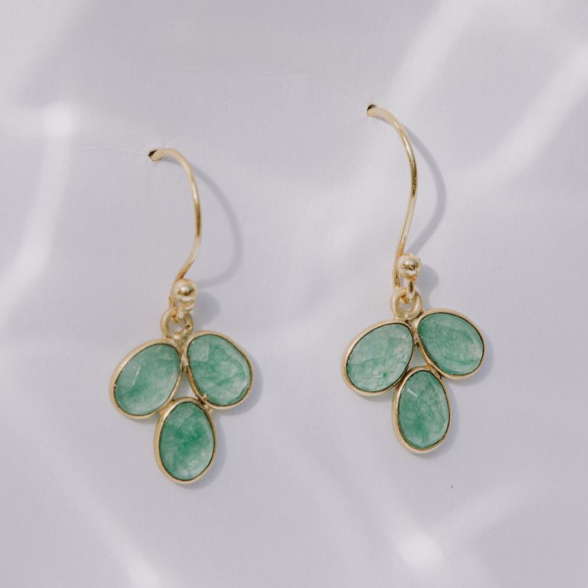 Pendientes en forma de pétalo con piedra semipreciosa en Jade incrustada y cierre de gancho abierto de Isla Vurma