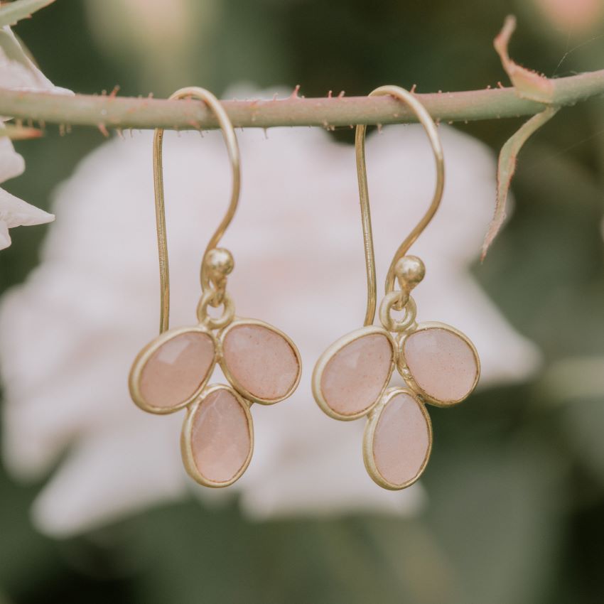 Pendientes en forma de pétalo con piedra semipreciosa en Piedra Luna Melocotón incrustada y cierre de gancho abierto de Isla Vurma