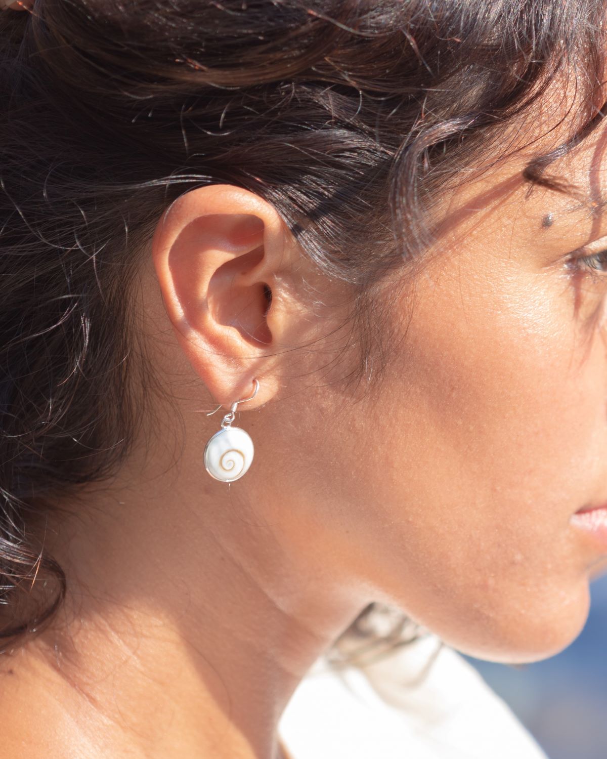 Pendientes redondos de Ojo de Santa Lucía, elaborados artesanalmente y engarzados en plata de ley 925