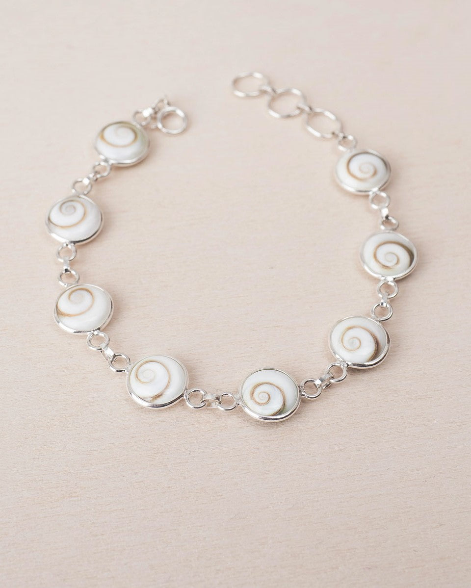 Primer plano de la pulsera en Plata de Ley 925 compuesta por 8 piedras pulidas de Santa Lucía de 10mm y cierre de gancho