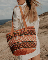 Bolso de sisal artesanal con diseño de rayas tejidas en tonos marrón, negro y beige - bolso sostenible de Isla Vurma con asas de cuero, ideal para estilo boho y uso diario en verano