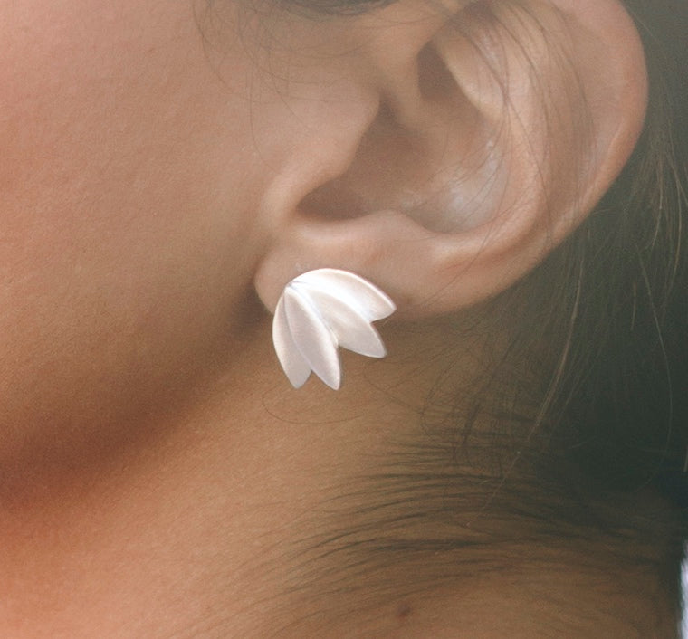 Pendiente Palmira acabado en Plata de Ley 925 y diseñado por Vurma en Mallorca