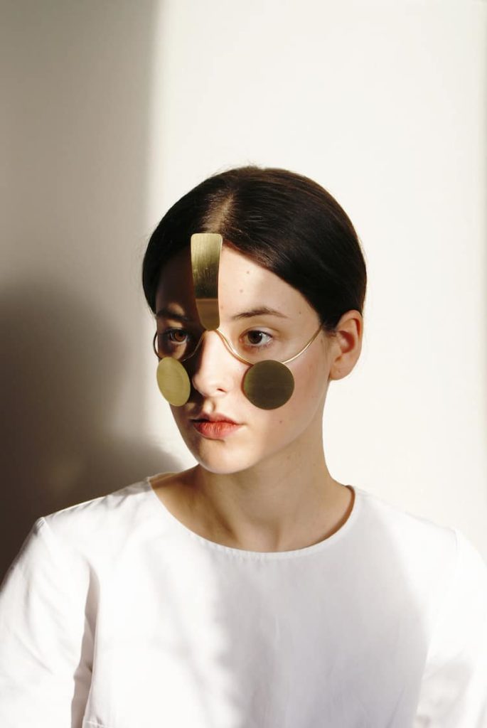 Una artista diseña una joya en forma de máscara para burlar a la tecnología