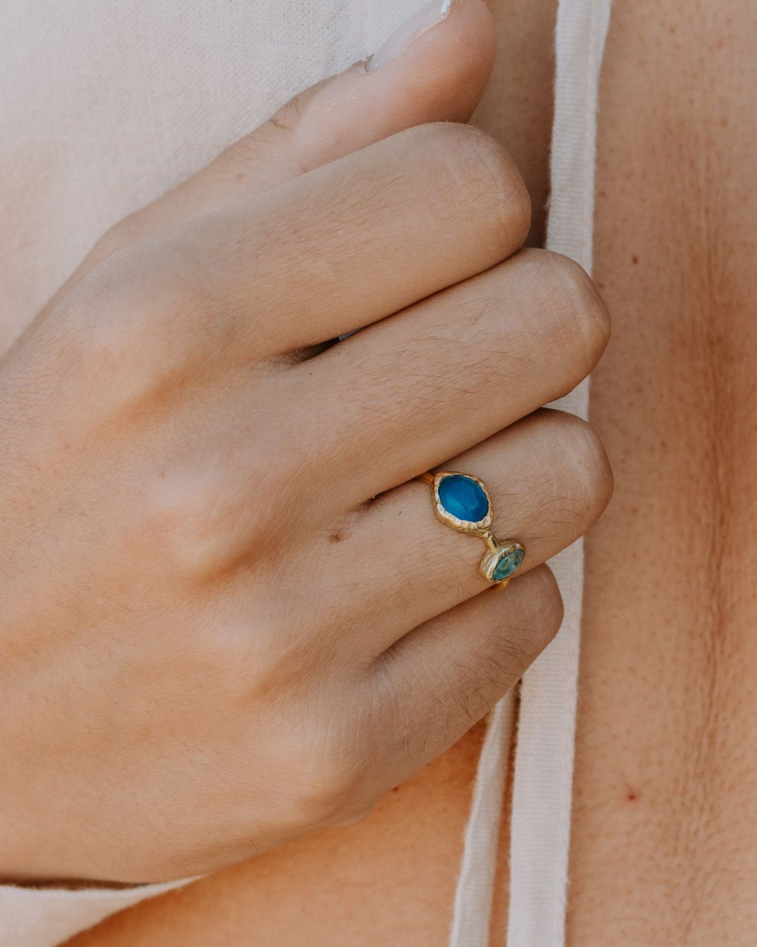 Anillo asimétrico con piedras naturales en diferentes tonos de azul