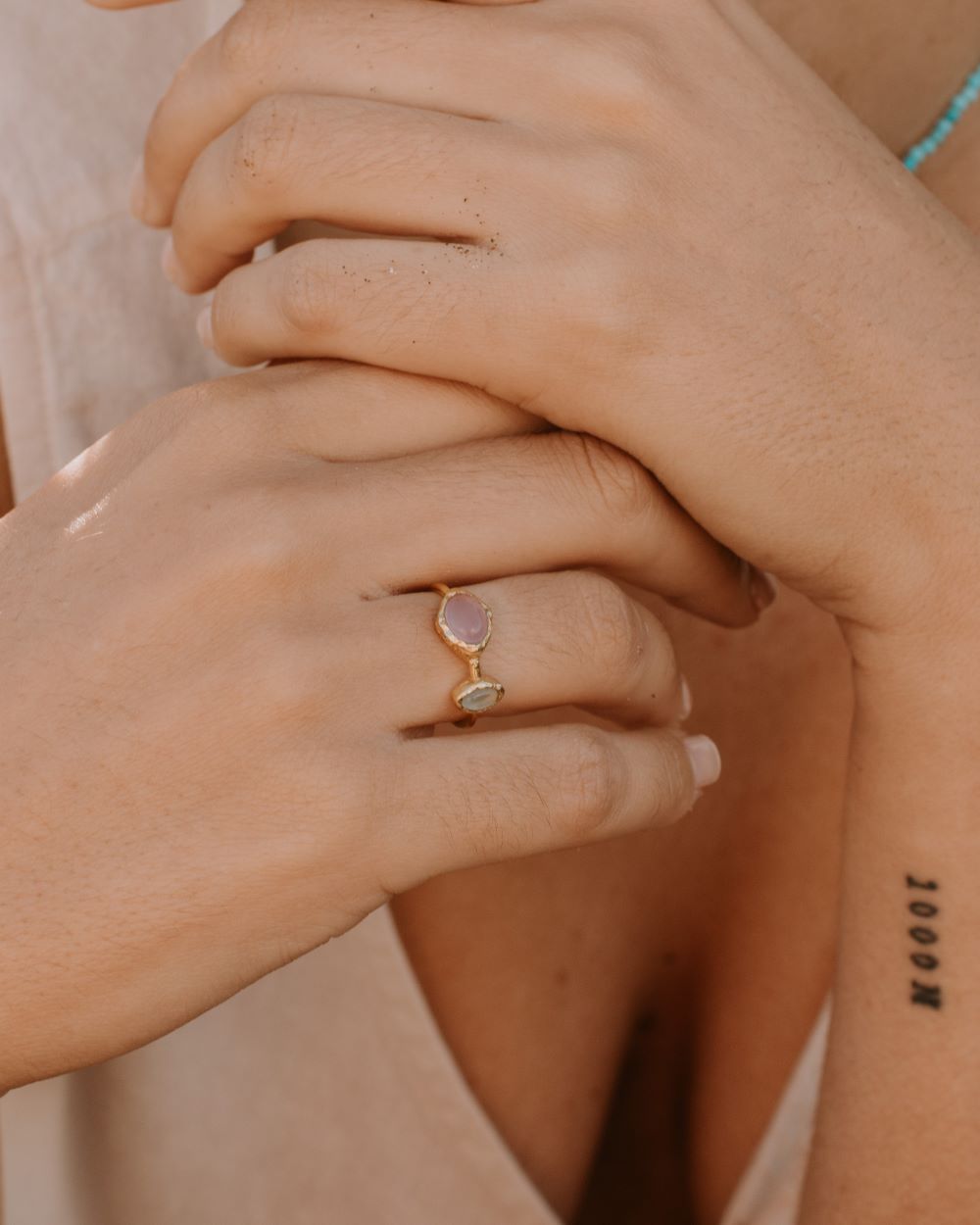 Anillo Diana de Isla Vurma con piedras naturales en tono rosa y azulado