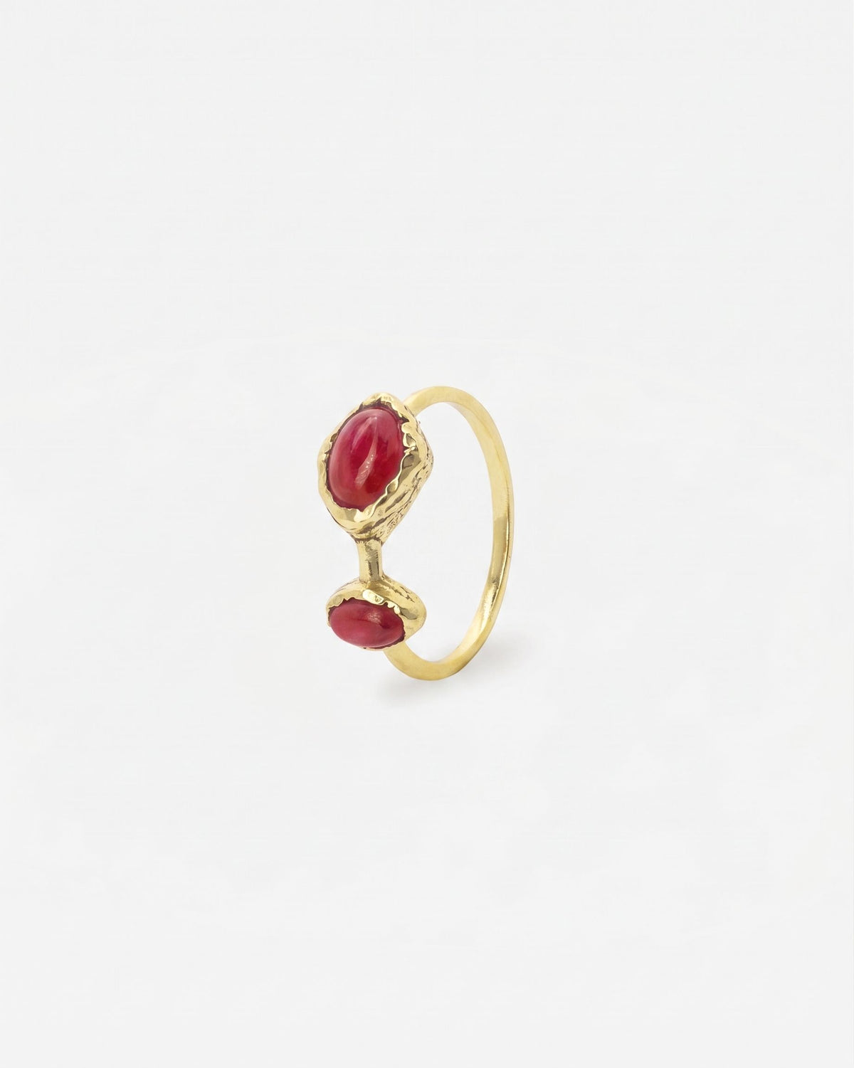 Anillo asimétrico de Islavurma con piedra rubí que es de tonalidad fucsia