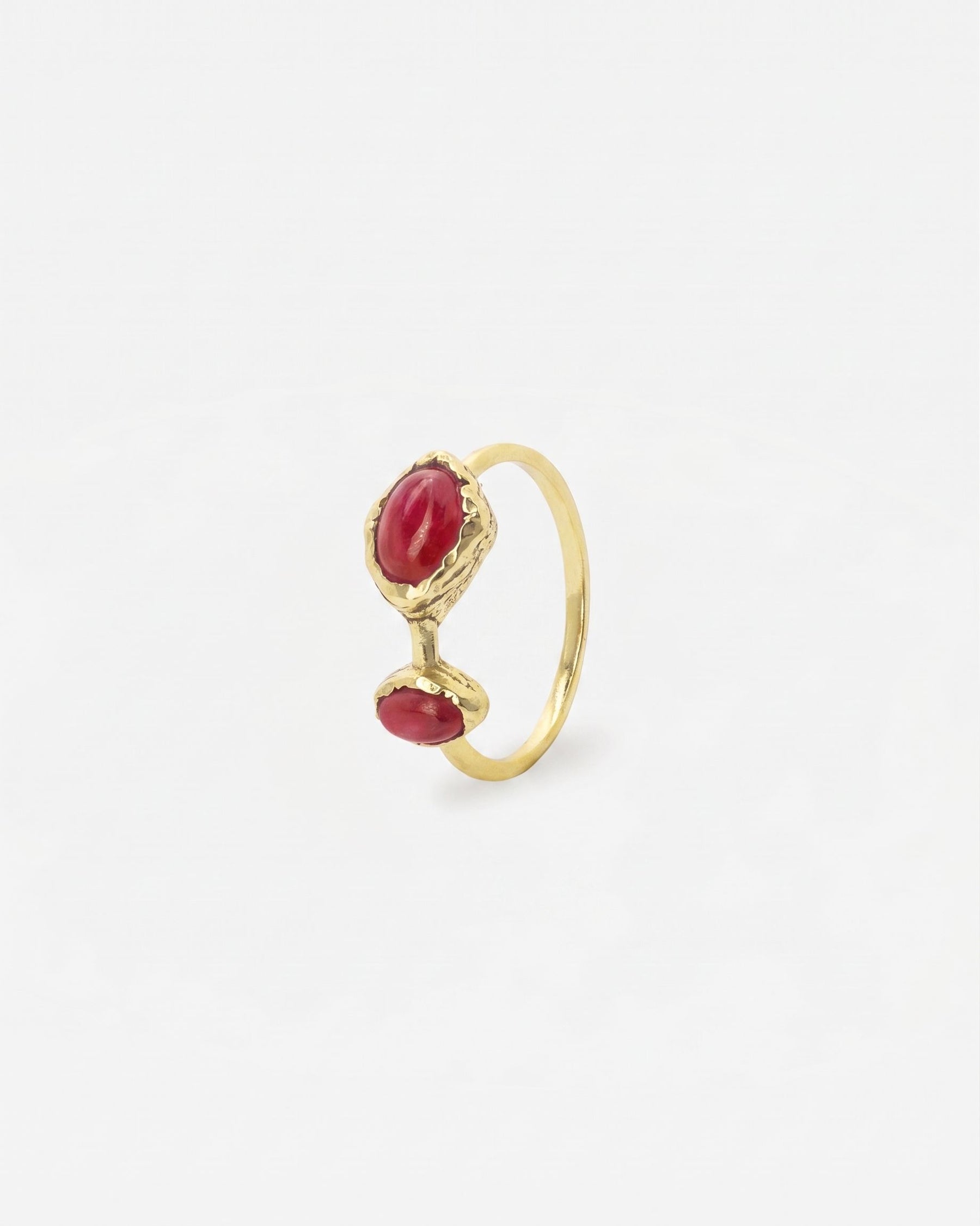 Anillo asimétrico de Islavurma con piedra rubí que es de tonalidad fucsia