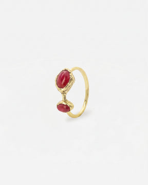 Anillo asimétrico de Islavurma con piedra rubí que es de tonalidad fucsia