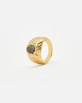 Primer plano del anillo bañado en oro de 18k con piedra semipreciosa Rubí Zoisita de Isla Vurma