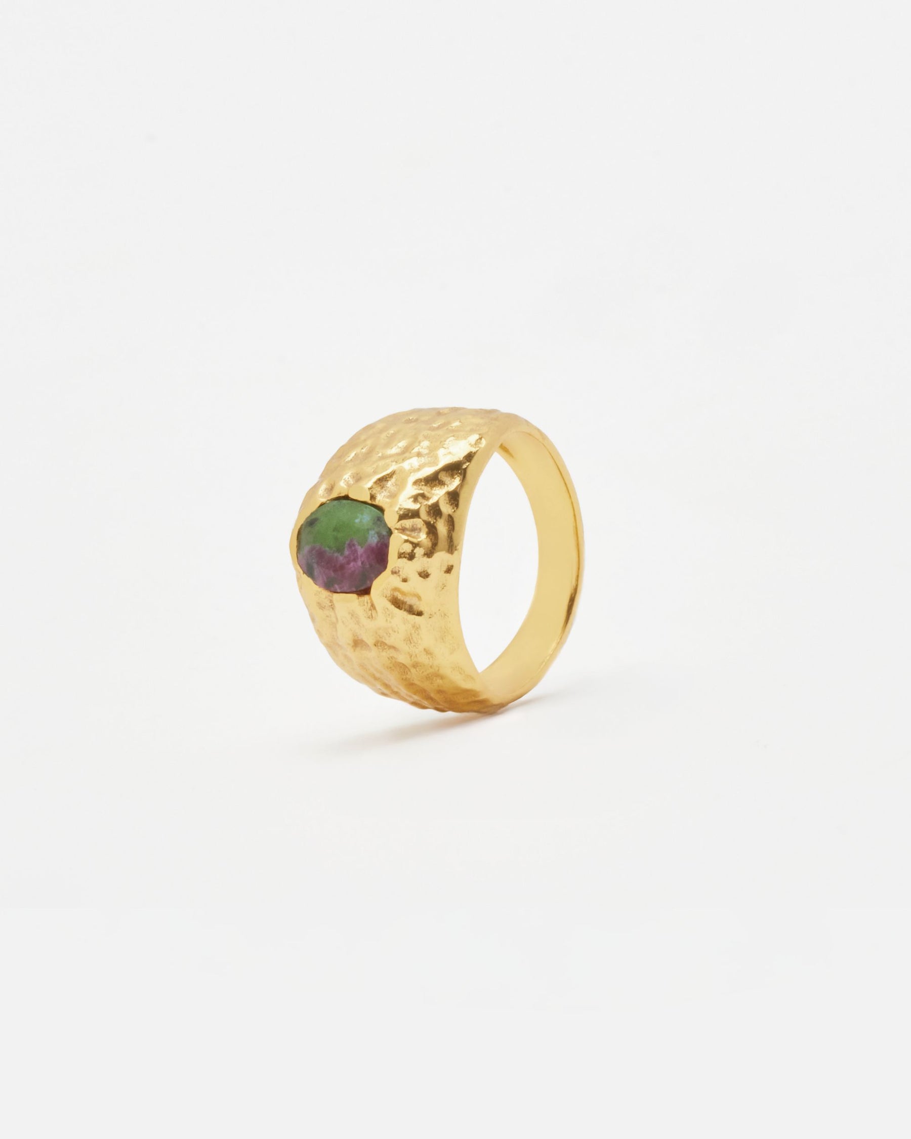 Primer plano del anillo bañado en oro de 18k con piedra semipreciosa Rubí Zoisita de Isla Vurma