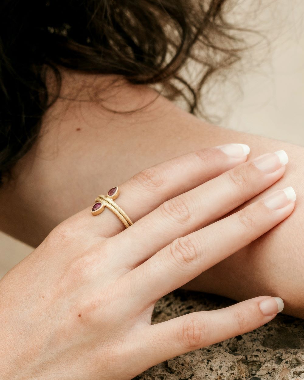 Anillo bañado en Oro de 18 quilates con piedra natural en forma de dos pequeñas hojas talladas en la piedra natural Rubí