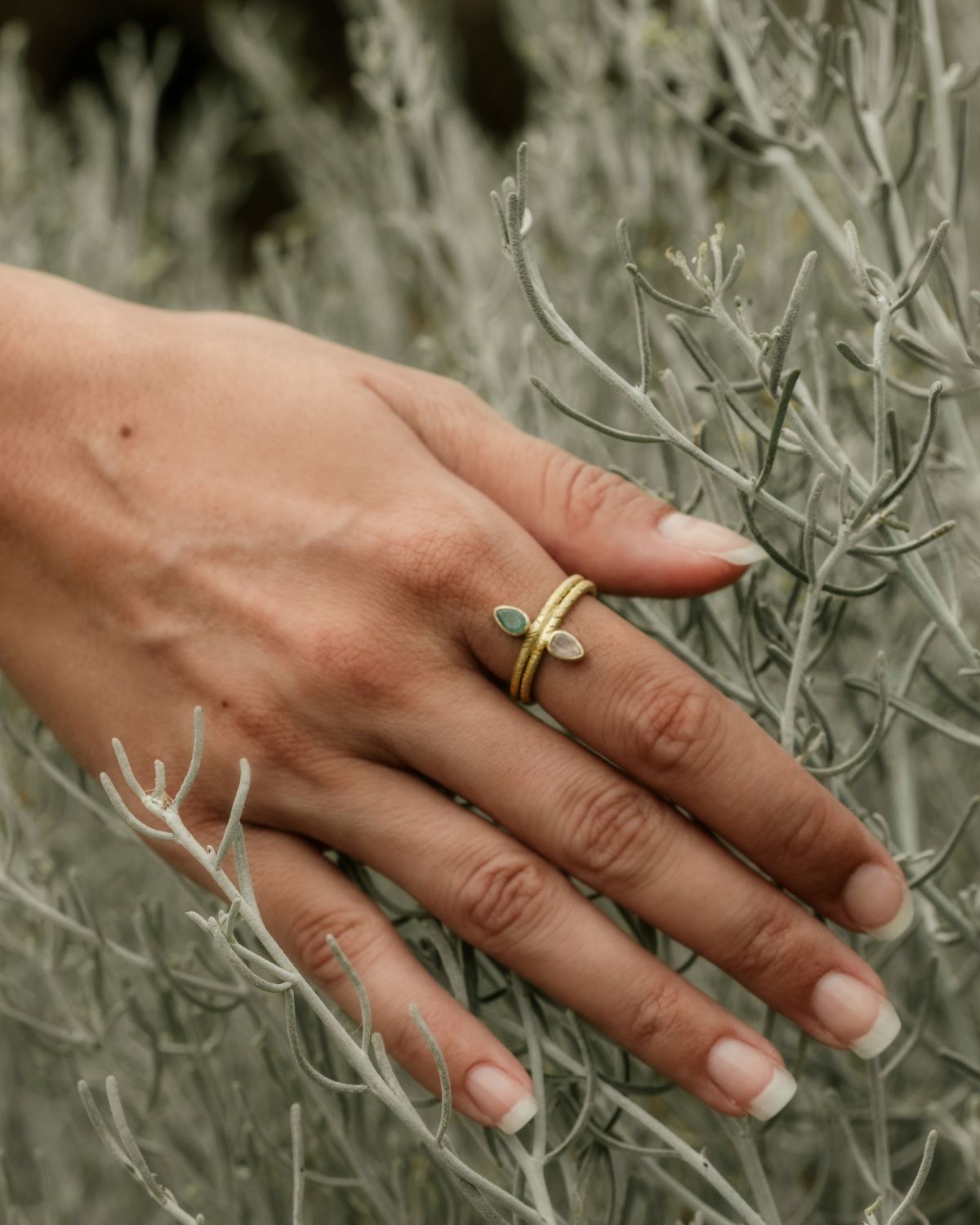 Anillo de latón bañado en Oro de 18 quilates y dos piedras naturales talladas: Aventurina y Cuarzo Rosa
