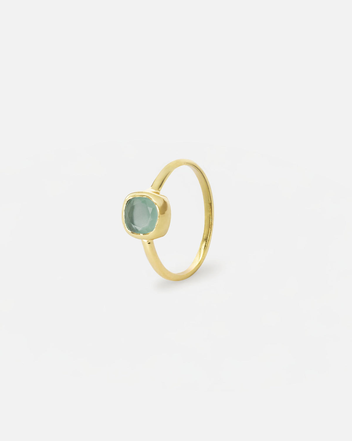 Anillo bañado en oro con piedra central cuadrada en Aventurina Verde