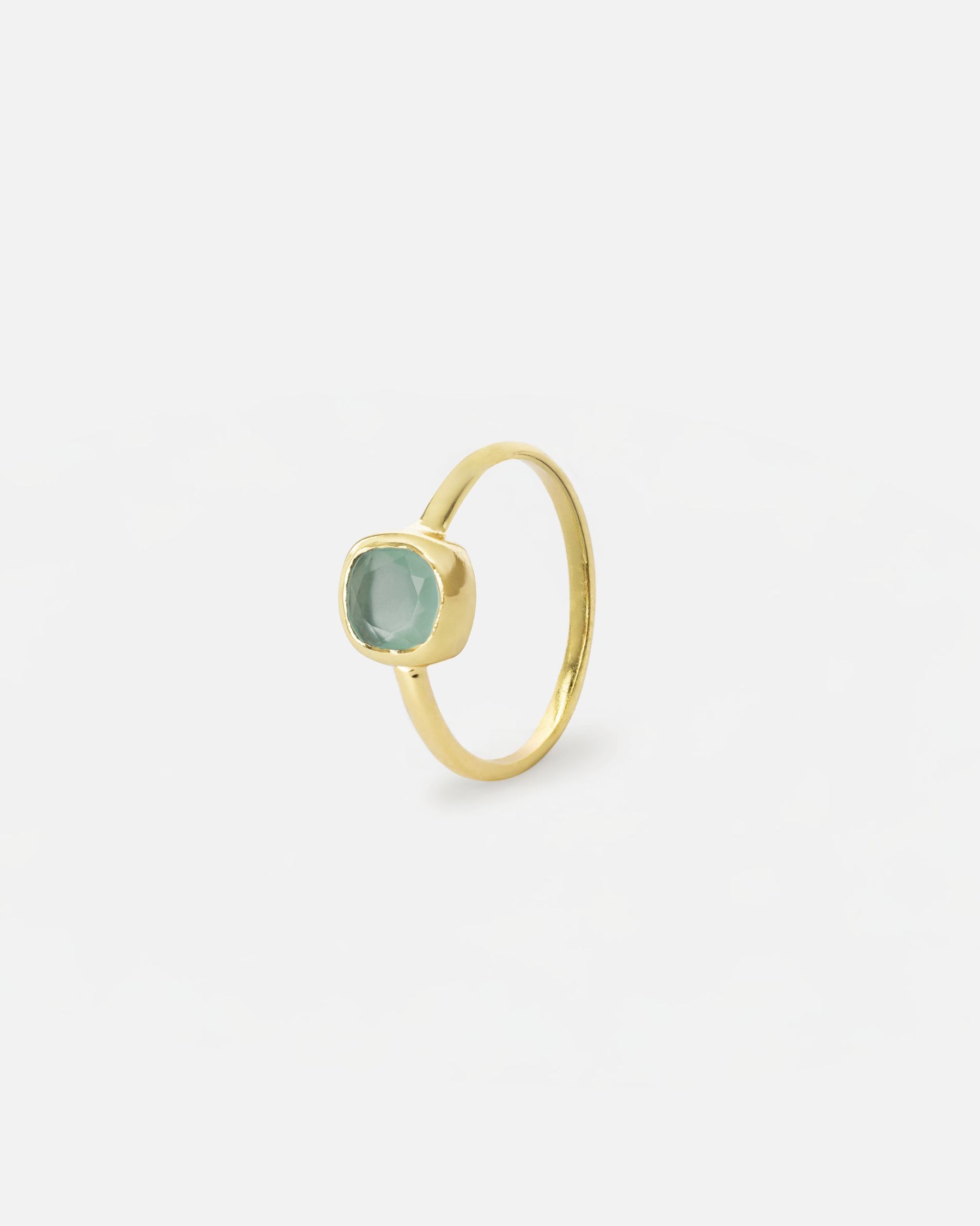 Anillo bañado en oro con piedra central cuadrada en Aventurina Verde