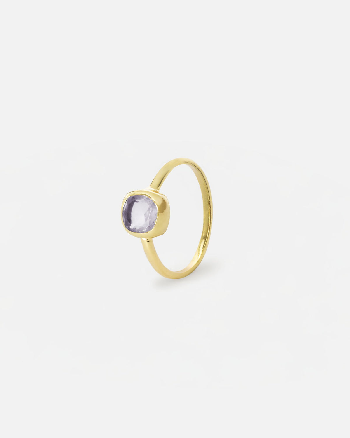 Anillo bañado en oro con piedra central cuadrada en Cuarzo Rosa